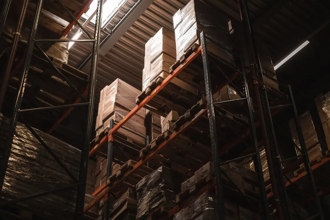 Entrepôt logistique avec palettes stockées en hauteur