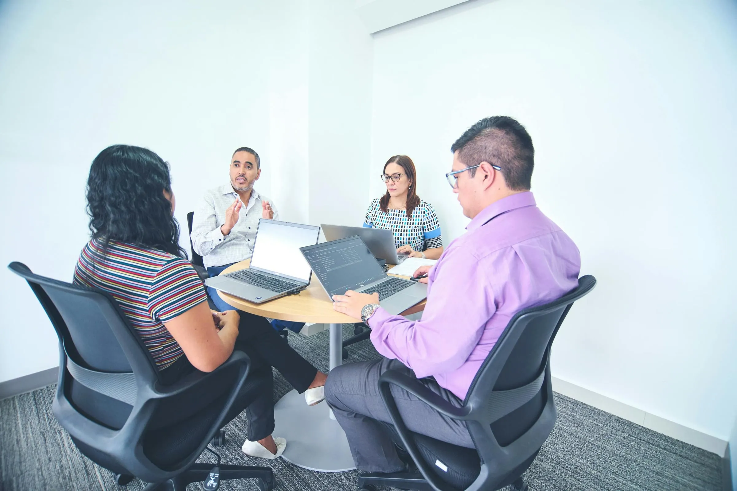 Consultants en réunion autour d’une table