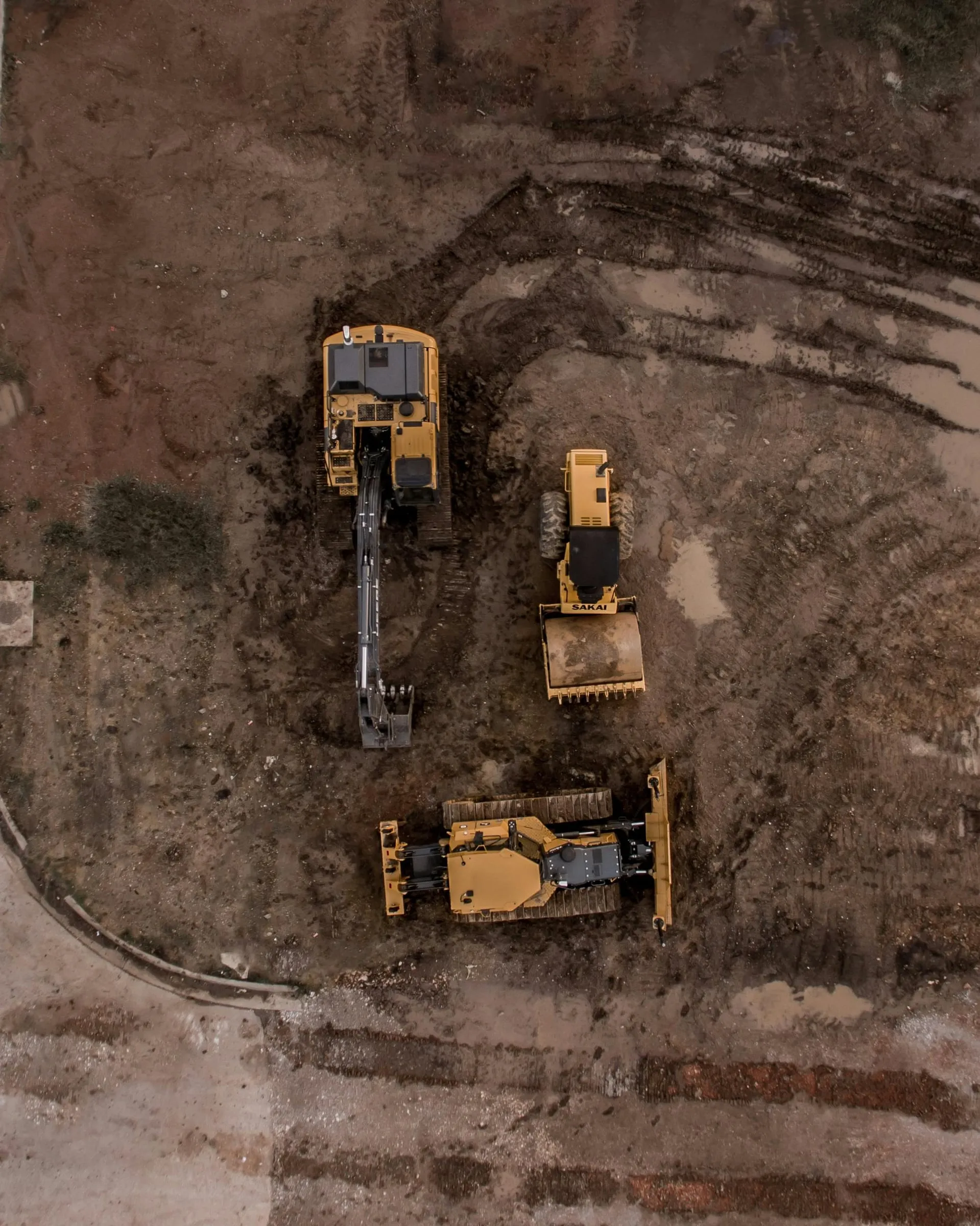 Engins de terrassement sur un chantier vus du ciel