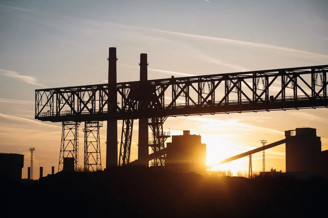 Silhouette d’un site industriel au coucher du soleil